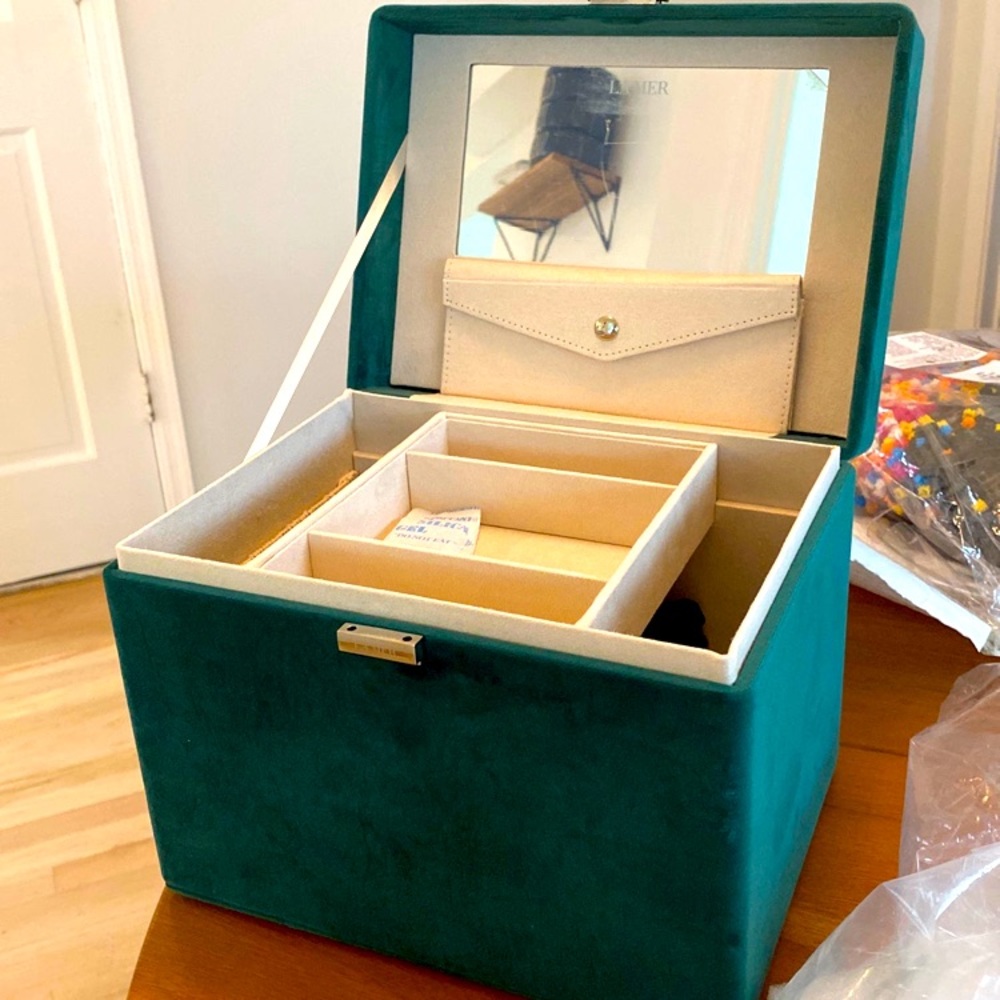 La Mer Jade Velvet vanity case